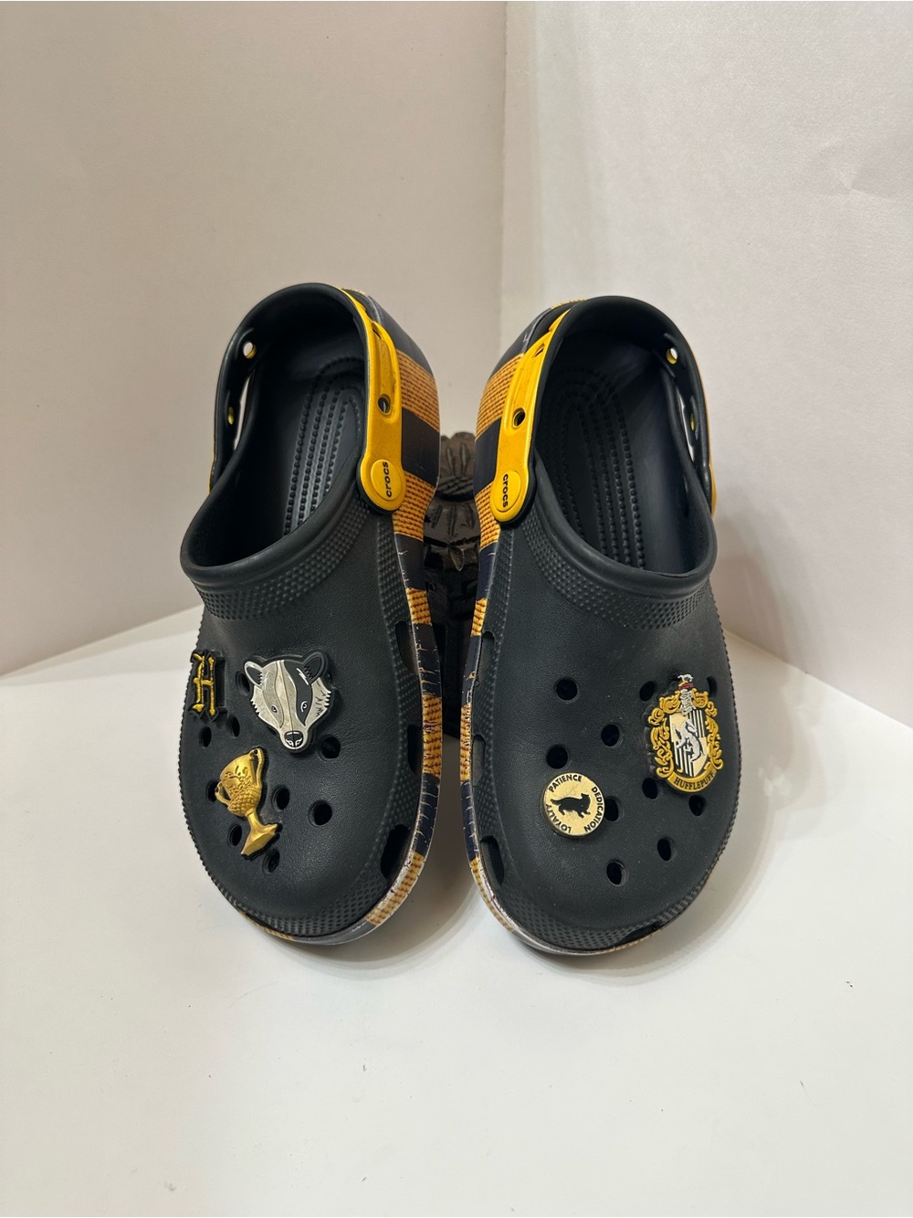 Crocs Harry Potter Hufflepuff Classic Clog Size J6 with Jibbitz Charms